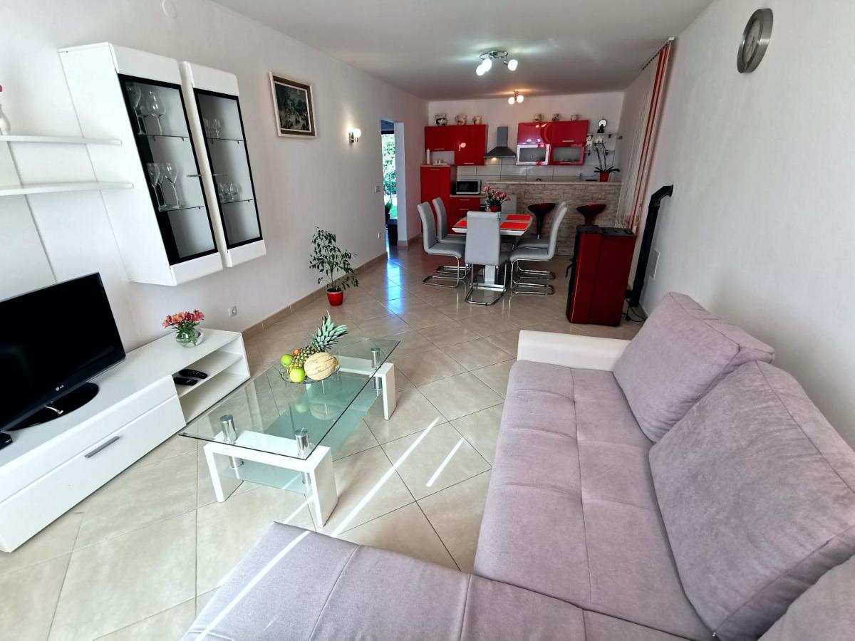Parun Apartment *
